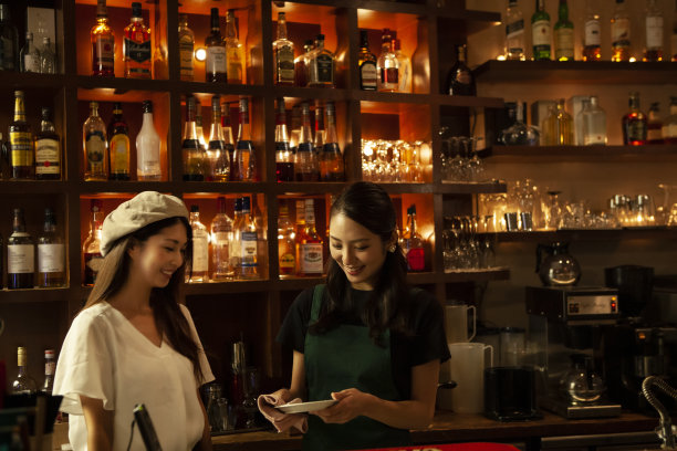 在咖啡厅和酒吧提供饮料的女员工图片下载