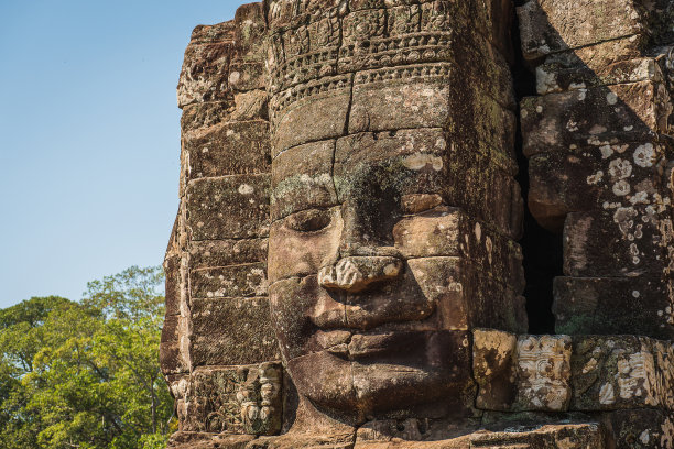 吴哥窟遗址中巴戎寺的古老佛教面孔，吴哥窟建筑群，柬埔寨暹粒，古高棉建筑图片下载