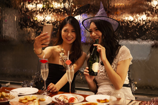 两个人在一家餐厅享受女生专属聚会图片下载