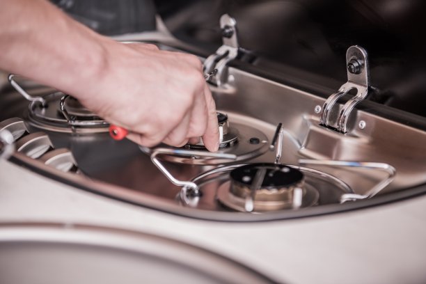 修理坏了的房车火炉图片下载