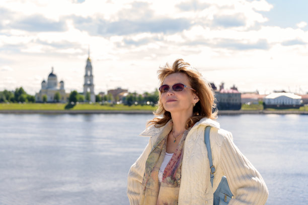 女性游客的背景古城里宾斯克，俄罗斯图片下载