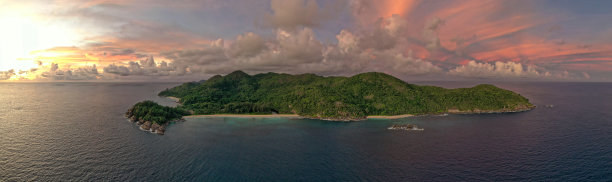 塞舌尔群岛在印度洋的马埃岛，美丽的蓝色海洋，海浪，沙滩和绿色森林的热带天堂。旅行的照片。图片下载