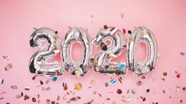 2020年气球庆祝快乐新年背景横幅或卡片上亮粉色，金色和银色的主题图片下载