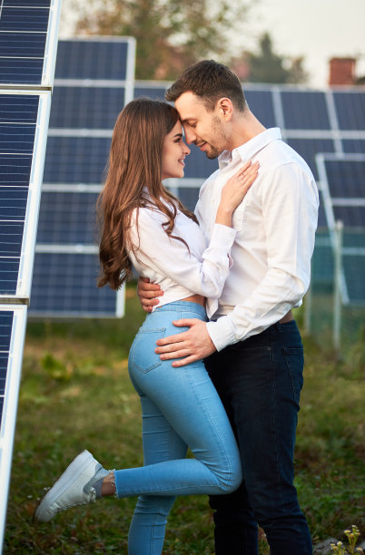 在房子附近的种植园里，一对相爱的夫妇拥抱着对方，享受着彼此的快乐图片下载