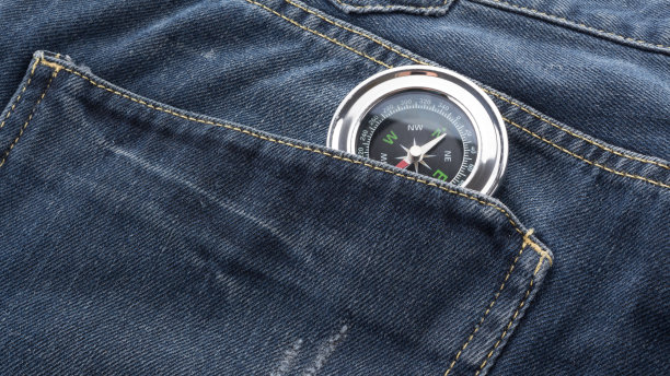 指南针在牛仔裤后口袋图片下载
