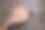 热咖啡杯放在木桌上，以花园为自然背景，清晨雨天的种植园背景——意象图片下载