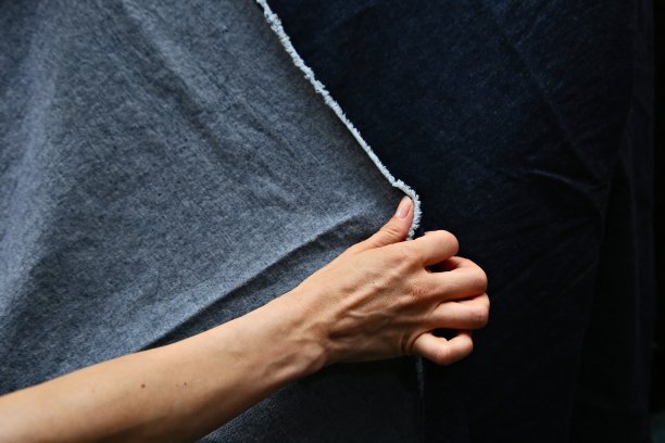 一个手里拿着牛仔布的女人。时尚设计概念形象。图片下载