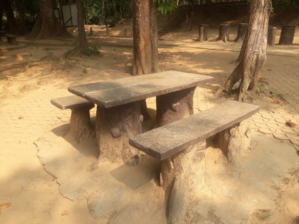 花园里的木制椅子图片下载