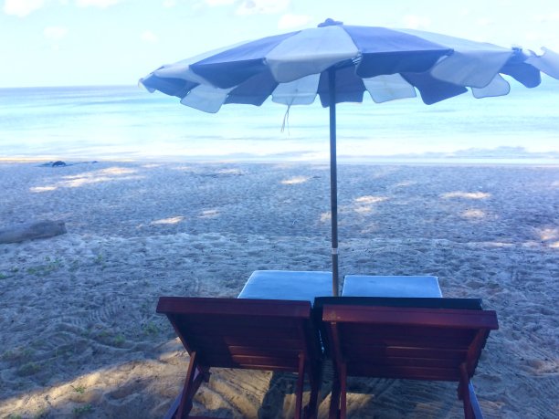 照片上的太阳躺椅在背景上的海洋在普吉岛的海滩在泰国图片下载