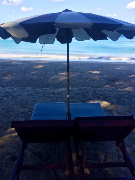 照片上的太阳躺椅在背景上的海洋在普吉岛的海滩在泰国图片下载