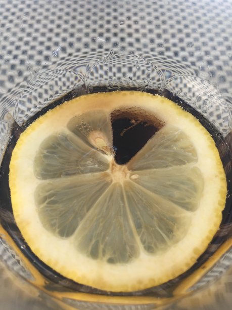 玻璃杯柠檬片图片下载