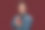 一名年轻男子正在制作带有订婚戒指的求婚盒子。图片下载