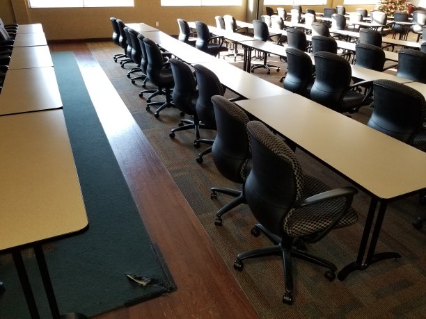 教室里空荡荡的，有桌椅，阳光透过窗户照进来图片下载