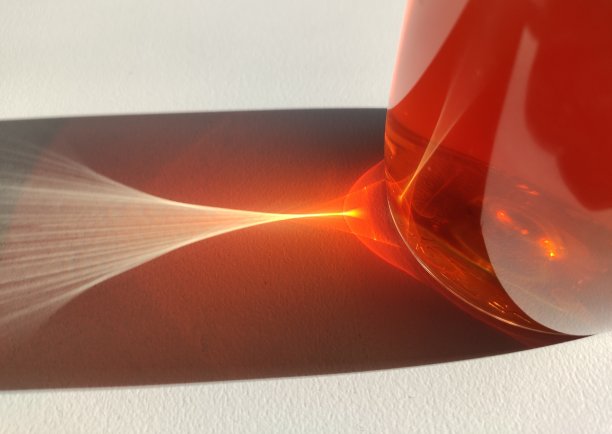 一束阳光通过一瓶法国咖啡折射的特写图片下载