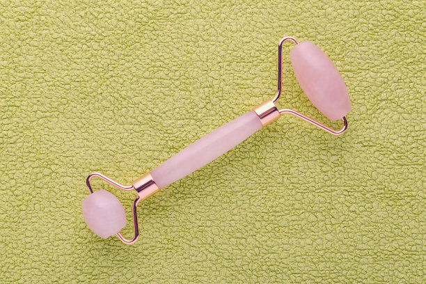 玫瑰石英粉面辊绿色底色，平铺图片下载