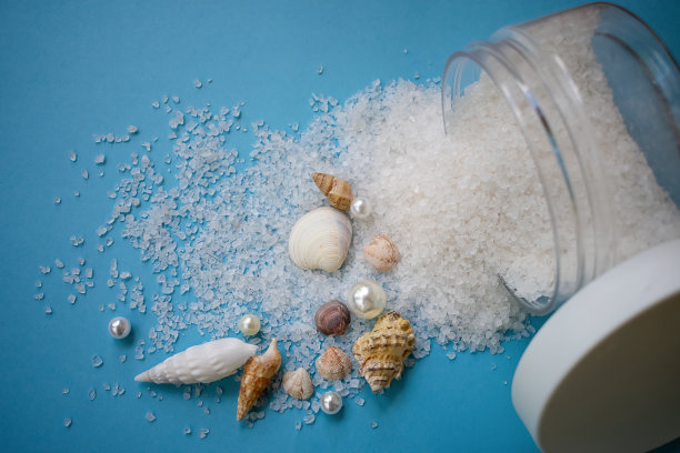 海盐用于蓝色背景和海贝的去角质图片下载