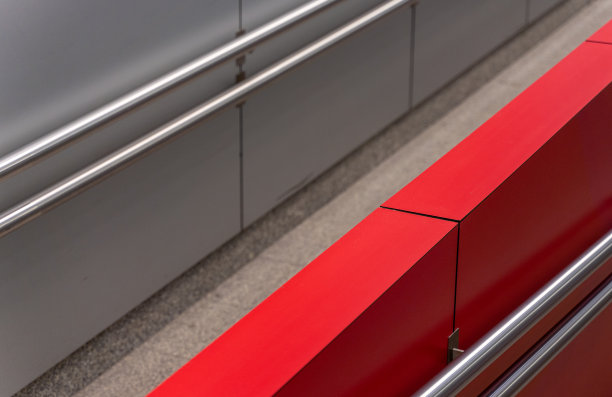 禁用抽象的通道，用红色带和钢栏杆封闭现代建筑。图片下载