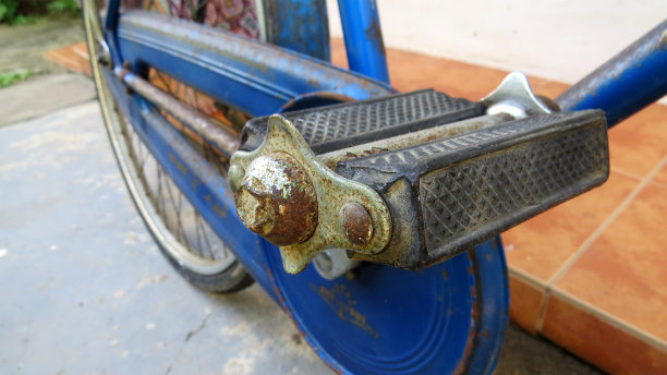 老式自行车的踏板接近。图片下载