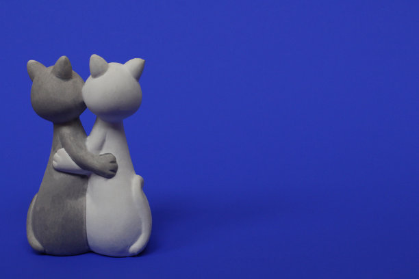 情人节。恋爱中的猫雕像。猫在一起是情侣的象征。图片下载