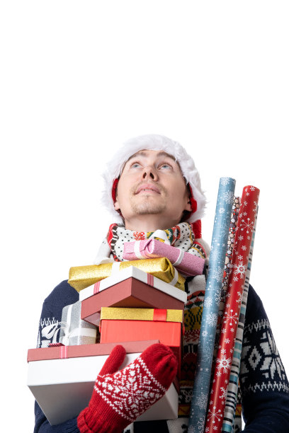 这张照片是一个戴着圣诞老人帽子的男人，手里拿着包装纸，手里拿着装满礼物的盒子图片下载