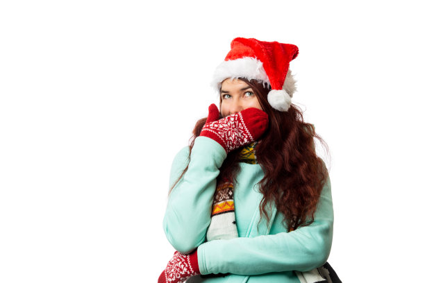 照片中的黑发女孩戴着圣诞老人的帽子图片下载