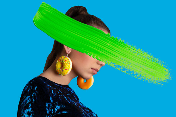 一个年轻女孩的肖像与甜甜圈耳环与明亮的油漆笔触。拼贴艺术。图片下载