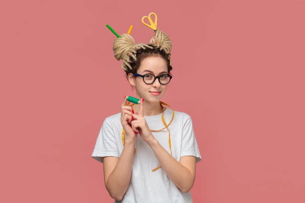 微笑的少年穿着白衬衫，戴着眼镜，脖子上挂着卷尺，剪刀梳着辫子图片下载