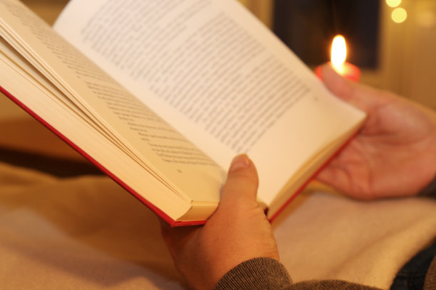 女人正在舒舒服服地看书图片下载