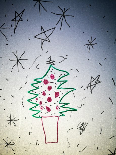 圣诞树在冰冻的窗户上，我的孩子(6岁)画图片下载