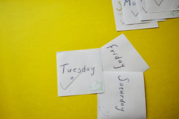 纸贴纸:用英文标出一周中的几天。图片下载