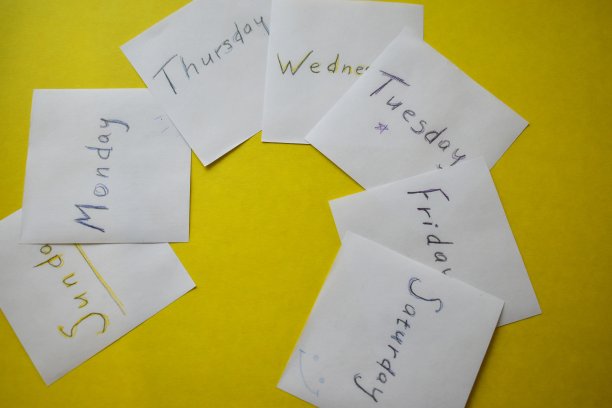 纸贴纸:用英文标出一周中的几天。图片下载