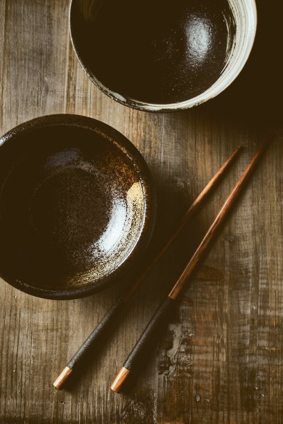 手工制作的日本陶瓷和木制筷子。亚洲文化图片下载