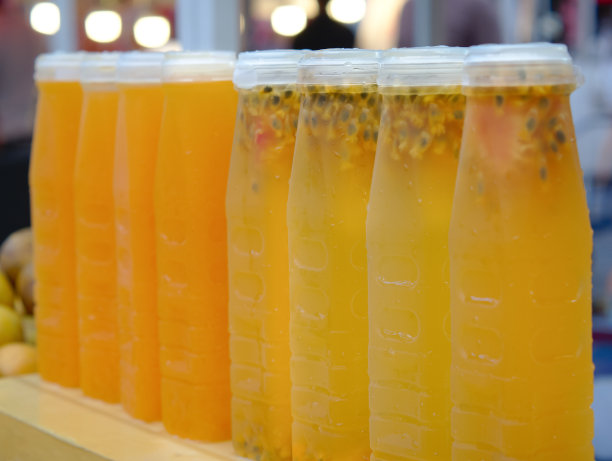 新鲜胡萝卜汁，橙汁和百香果，包装在即食饮料图片下载