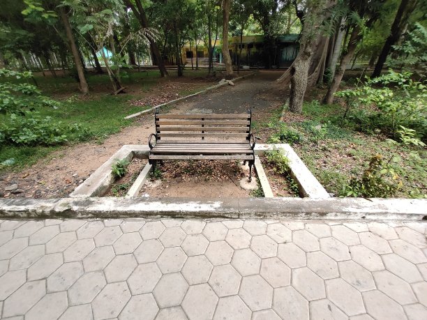 孤零零的公园里孤零零的休息室图片下载