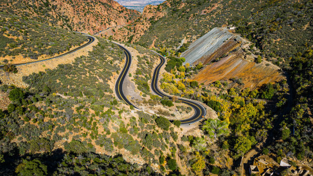 亚利桑那州一条弯曲的山路图片下载