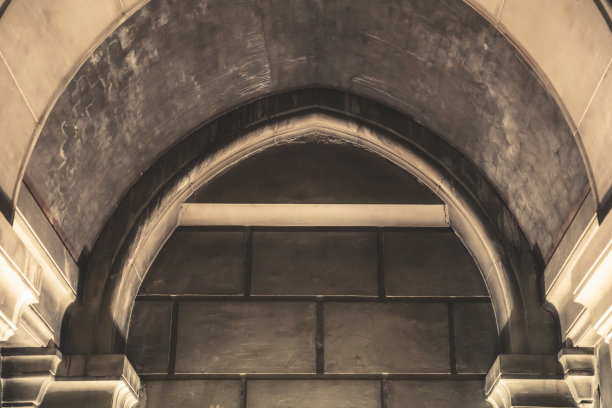 肮脏、尘土飞扬、带有拱门建筑特色的古老石墙，摄于法国里昂的巴黎圣母院图片下载