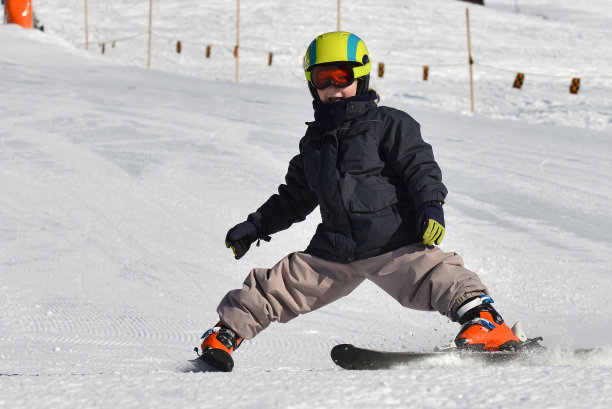 儿童滑雪图片下载
