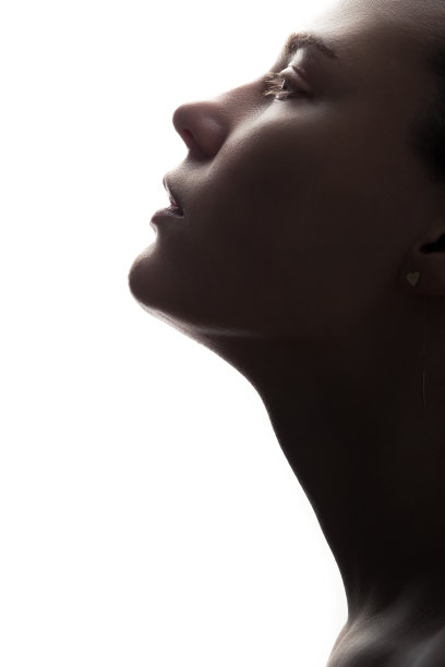 美丽的肖像年轻妇女在一个白色的背景图片下载