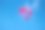 一只粉红色的心形风筝在天空中飞翔图片下载