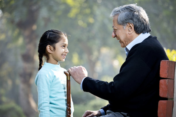 慈祥的爷爷和孙女在公园里图片下载