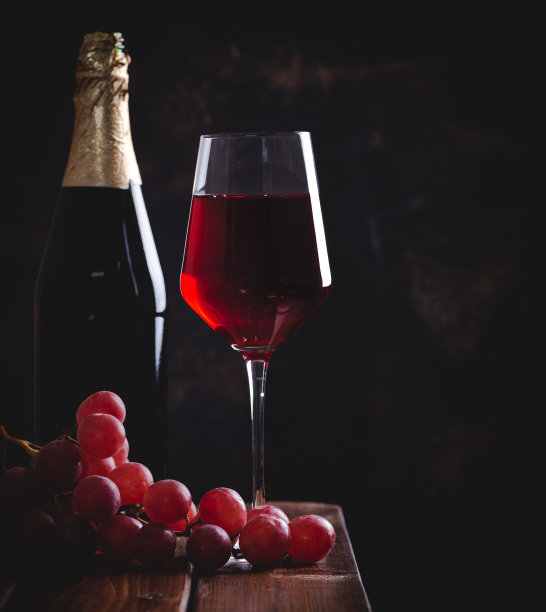 一杯葡萄酒和葡萄图片下载