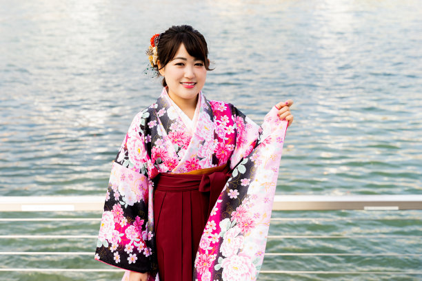 一个穿着和服的女人图片下载