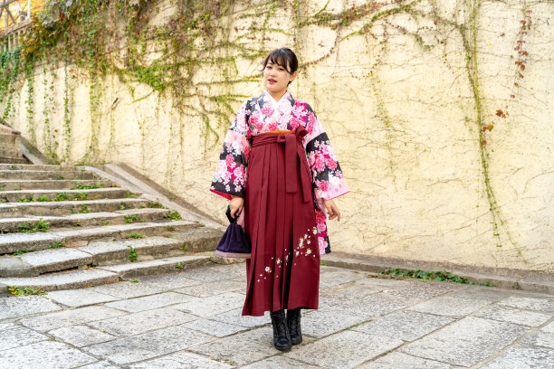 一个穿着和服的女人图片下载