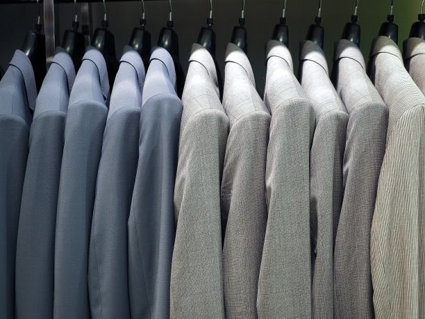 百货商店里男性正装的衣架图片下载