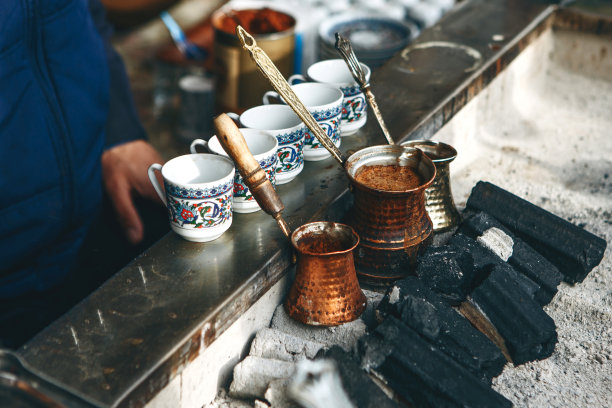 传统的土耳其木炭咖啡。图片下载