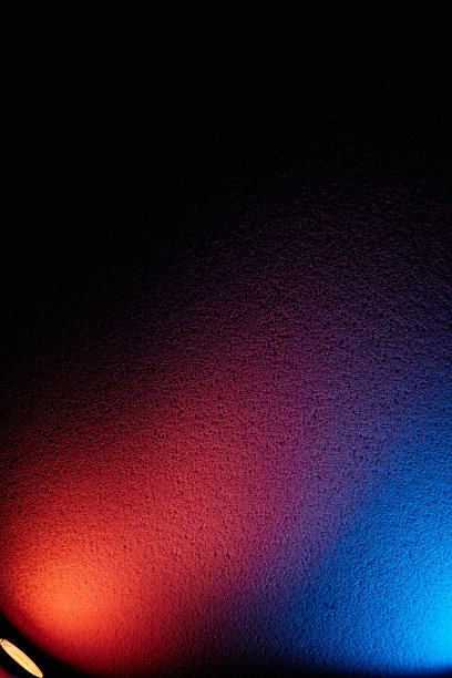 黑色背景上的两盏蓝色和浅红色的灯笼图片下载