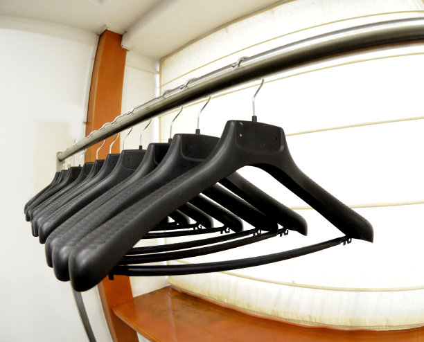 酒店前台的架子上挂着黑色的塑料衣架图片下载