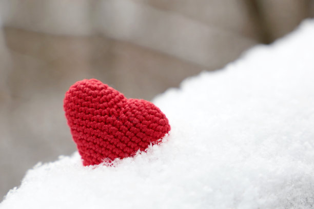 爱情的心，情人节的卡片，红色编织的象征激情的雪图片下载