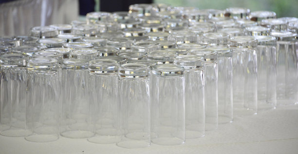 在餐馆的桌子上随时可以端上的玻璃杯图片下载