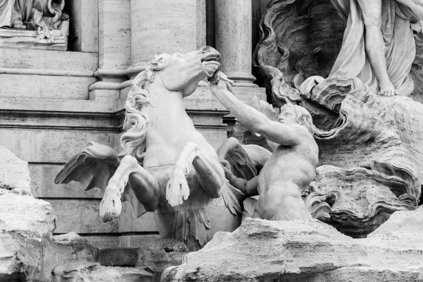 白色大理石的特里同和野马雕像，特莱维喷泉的一部分，意大利罗马图片下载